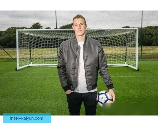 克里斯·伍德在英超赛季中的稳定表现受到关注